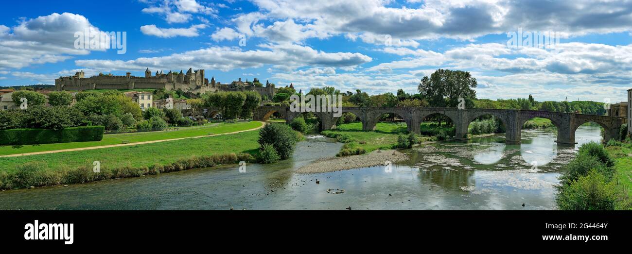 Paesaggio con vecchio ponte ad arco attraverso il fiume Aude, Carcassonne, Occitanie, Francia Foto Stock