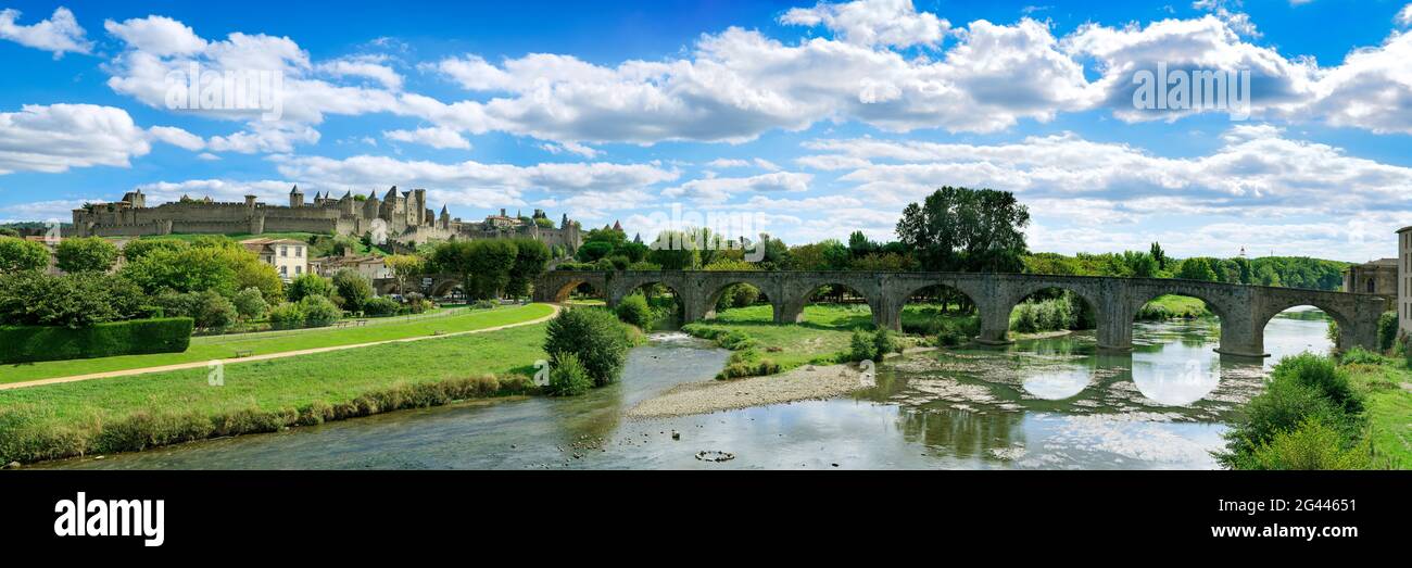 Paesaggio con vecchio ponte ad arco attraverso il fiume Aude, Carcassonne, Occitanie, Francia Foto Stock