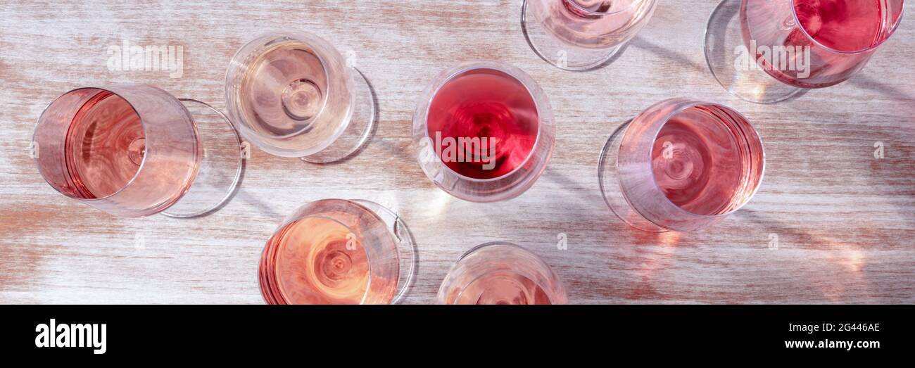 Panorama del vino rosato, varie sfumature di vino rosato Foto Stock