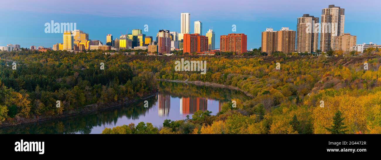 Skyline di Edmonton con grattacieli e North Saskatchewan River, Alberta, Canada Foto Stock