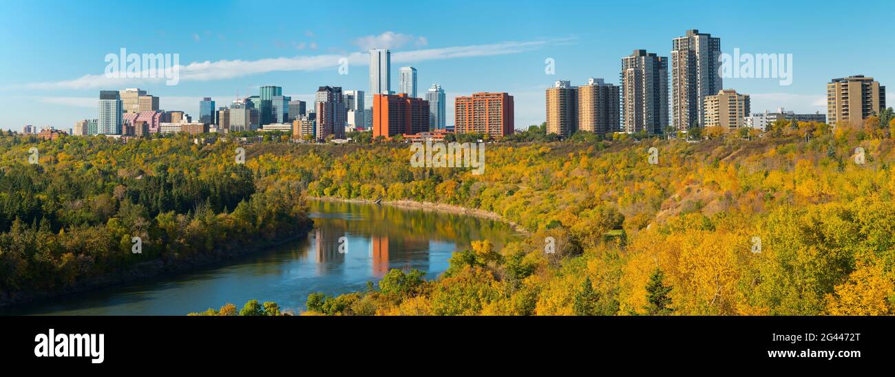 Skyline di Edmonton con grattacieli e North Saskatchewan River, Alberta, Canada Foto Stock