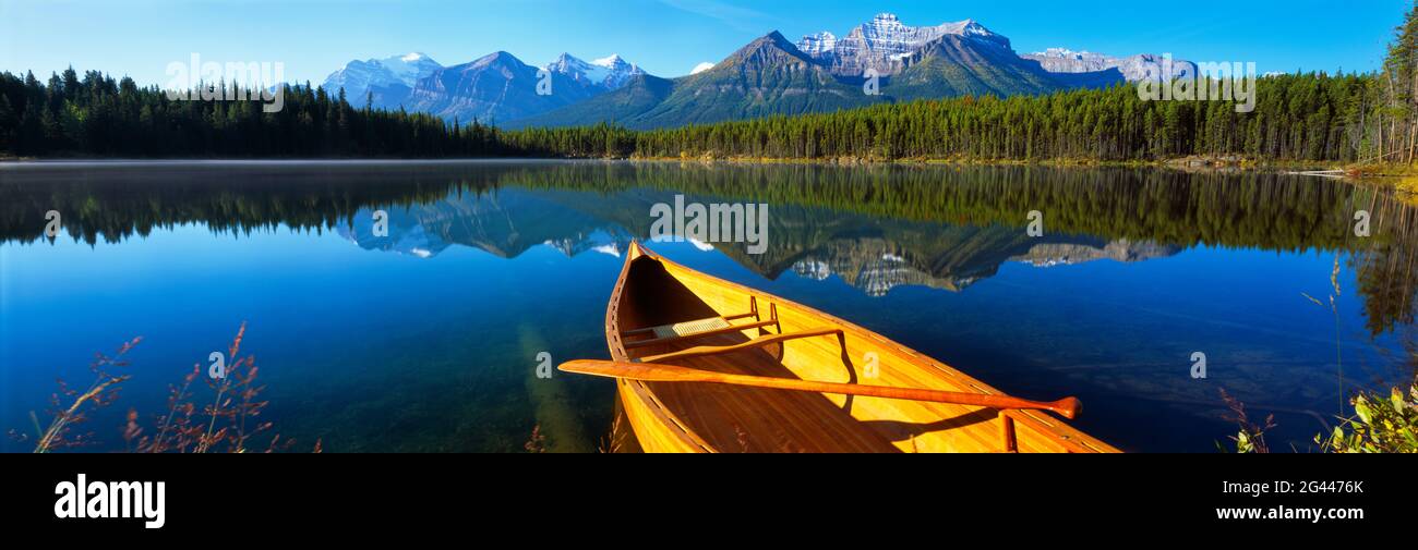 Canoa sulla riva del lago Herbert, Banff National Park, Alberta, Canada Foto Stock