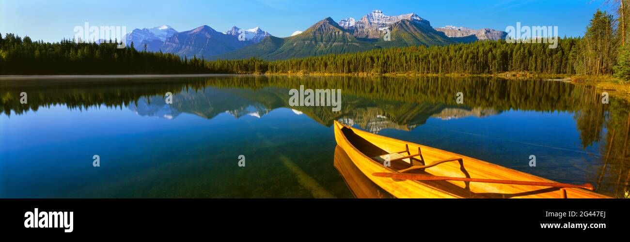 Canoa sulla riva del lago Herbert, Banff National Park, Alberta, Canada Foto Stock
