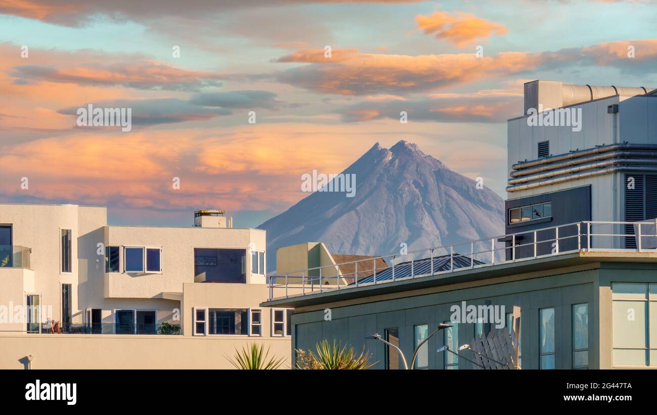 Mt. Taranaki in Nuova Zelanda tra case Foto Stock