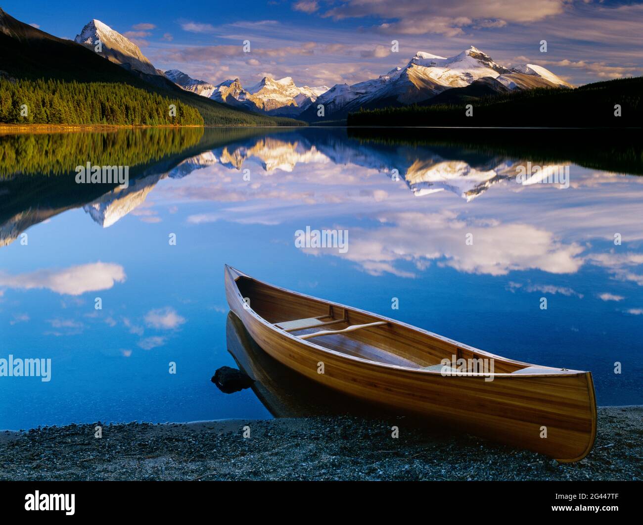 Canoa sulla riva del lago Maligne, Jasper National Park, Alberta, Canada Foto Stock