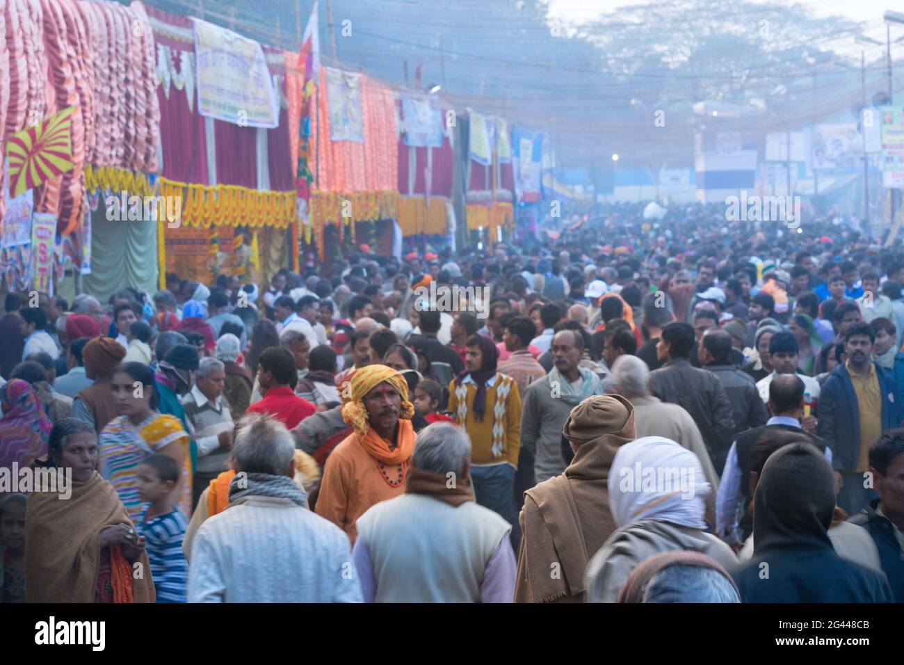 BABUGHAT, KOLKATA, BENGALA OCCIDENTALE / INDIA - 11 GENNAIO 2015 : devoti indù indiani nel campo di transito di Gangasagar. Foto Stock