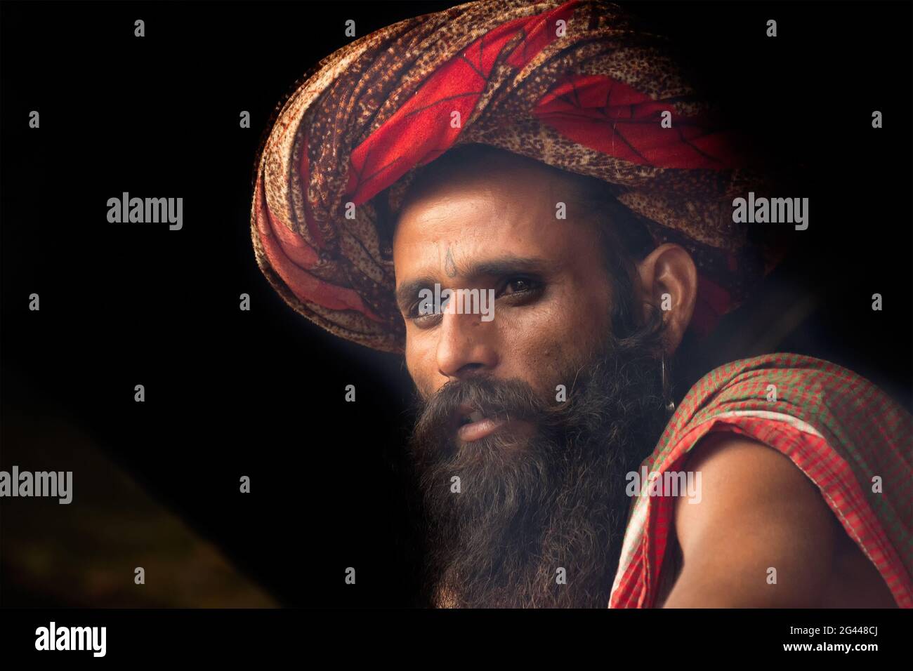 BABUGHAT, KOLKATA, BENGALA OCCIDENTALE / INDIA - 11 GENNAIO 2015 : Indù Indiano Sadhu che si allena dal suo campo di transito di Gangasagar. Foto Stock