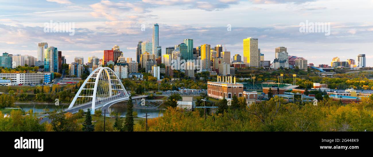 Skyline di Edmonton con grattacieli e ponte sul fiume North Saskatchewan, Alberta, Canada Foto Stock