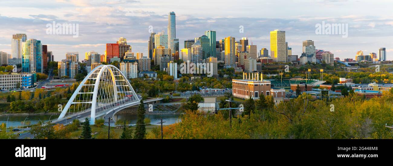 Skyline di Edmonton con grattacieli e ponte sul fiume North Saskatchewan, Alberta, Canada Foto Stock