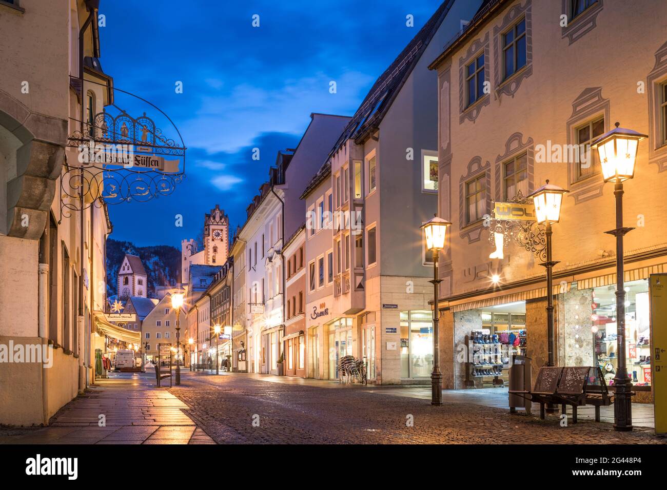 Reichenstrasse, nel centro storico di Füssen, con vista su Hohes Schloss, Allgäu, Baviera, Germania Foto Stock