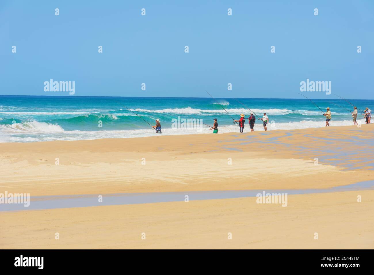 Le persone che pescano sulla spiaggia, Great Sandy National Park, Fraser Island, Queensland, Australia Foto Stock