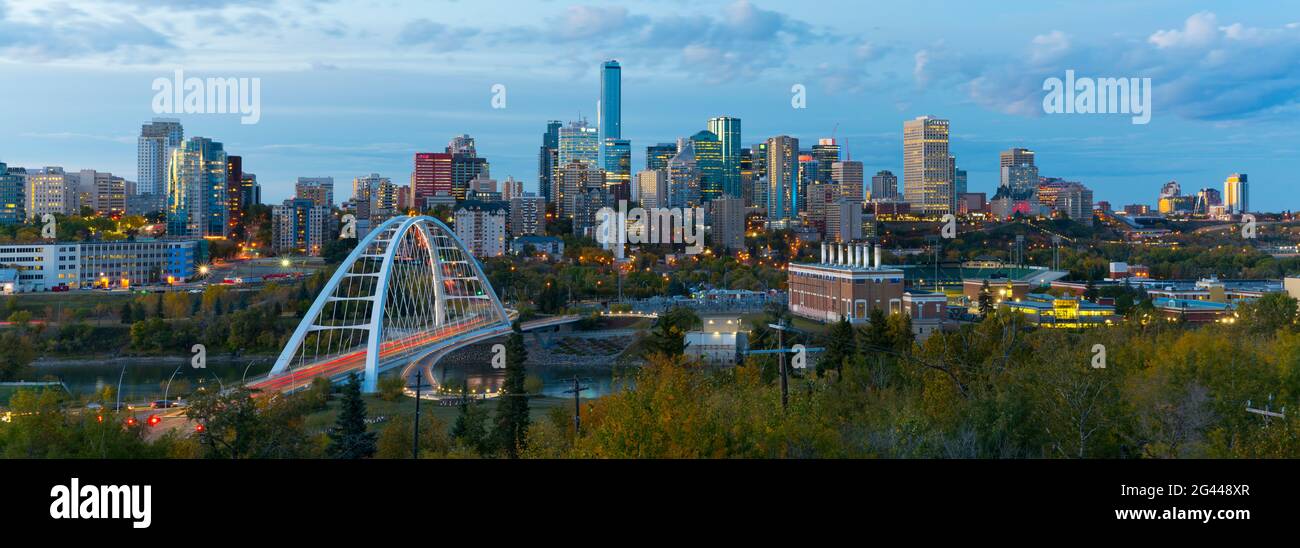 Skyline di Edmonton con grattacieli e ponte sul fiume North Saskatchewan, Alberta, Canada Foto Stock