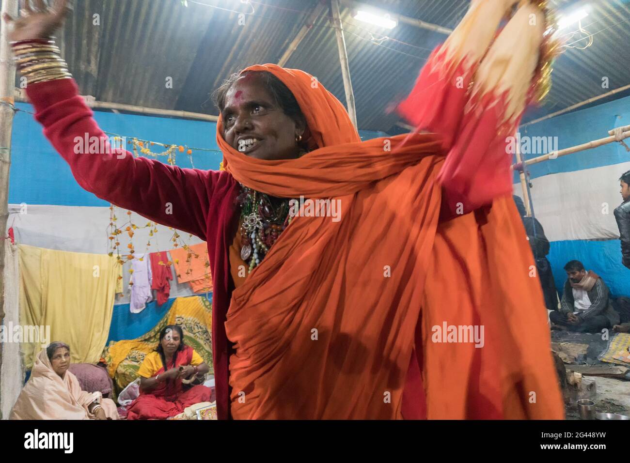 BABUGHAT, KOLKATA, BENGALA OCCIDENTALE / INDIA - 9 GENNAIO 2018 : Saffron sari vestito donna danzare in gioia, nel raduno di indiano Sadhus. Religioso Foto Stock