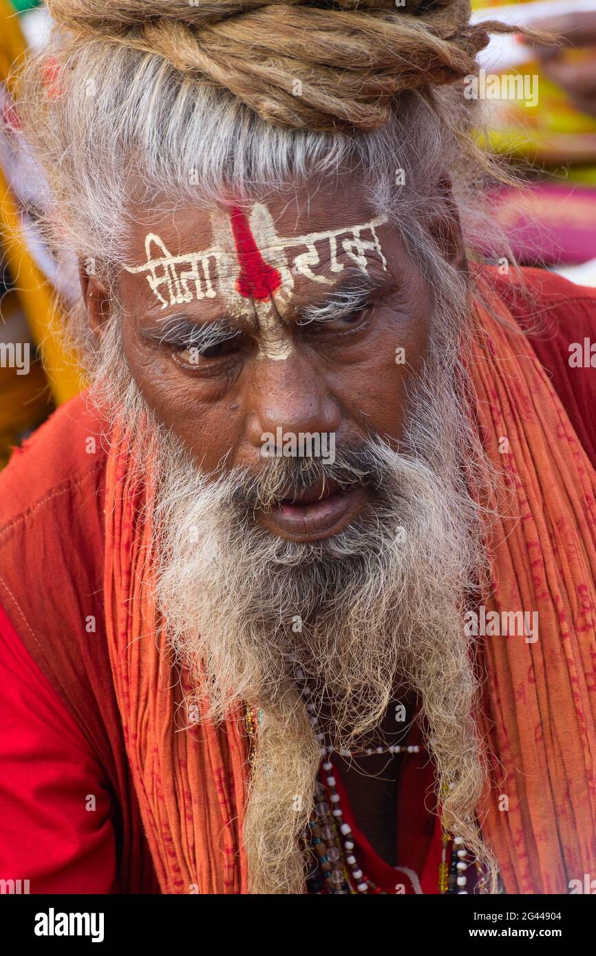 KOLKATA, BENGALA OCCIDENTALE, INDIA - GENNAIO 10 TH 2015 : Ritratto di un vecchio Sadhu Indiano con abito di zafferano e barba bianca sul viso. Foto Stock KOLKATA, BENGALA OCCIDENTALE, INDIA - GENNAIO 10 TH 2015 : Ritratto di un vecchio Sadhu Indiano con abito di zafferano e barba bianca sul viso. Foto Stock