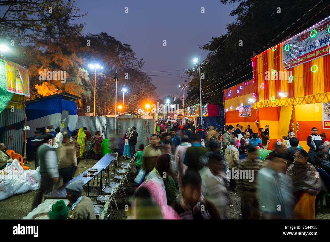 Kolkata, Bengala Occidentale, India - 12 gennaio 2020 : i devoti che camminano la sera al campo di transito di Gangasagar per visitare il sadhus indù nei loro campi , a. Foto Stock