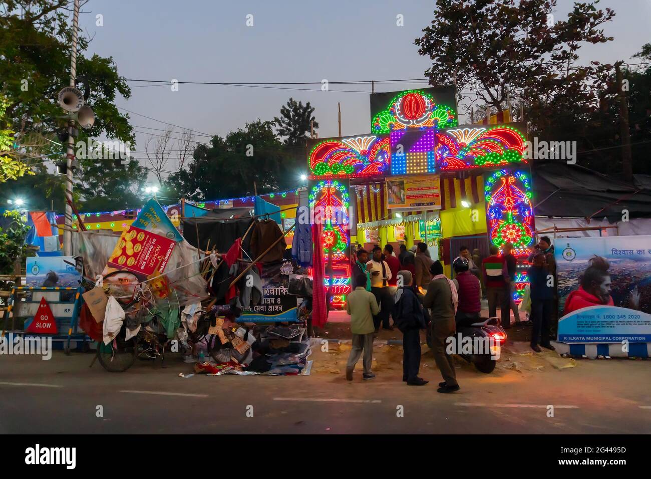 Kolkata, Bengala Occidentale, India - 12 gennaio 2020 : la porta del campo di transito di Gangasagar a Babughat, Kolkata in serata. I devoti trascorrono pochi giorni Foto Stock