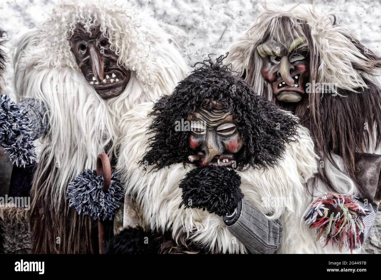 Sfilata di Carnevale del Tschäggättä a Wiler, Lötschental, Vallese, Svizzera. Foto Stock