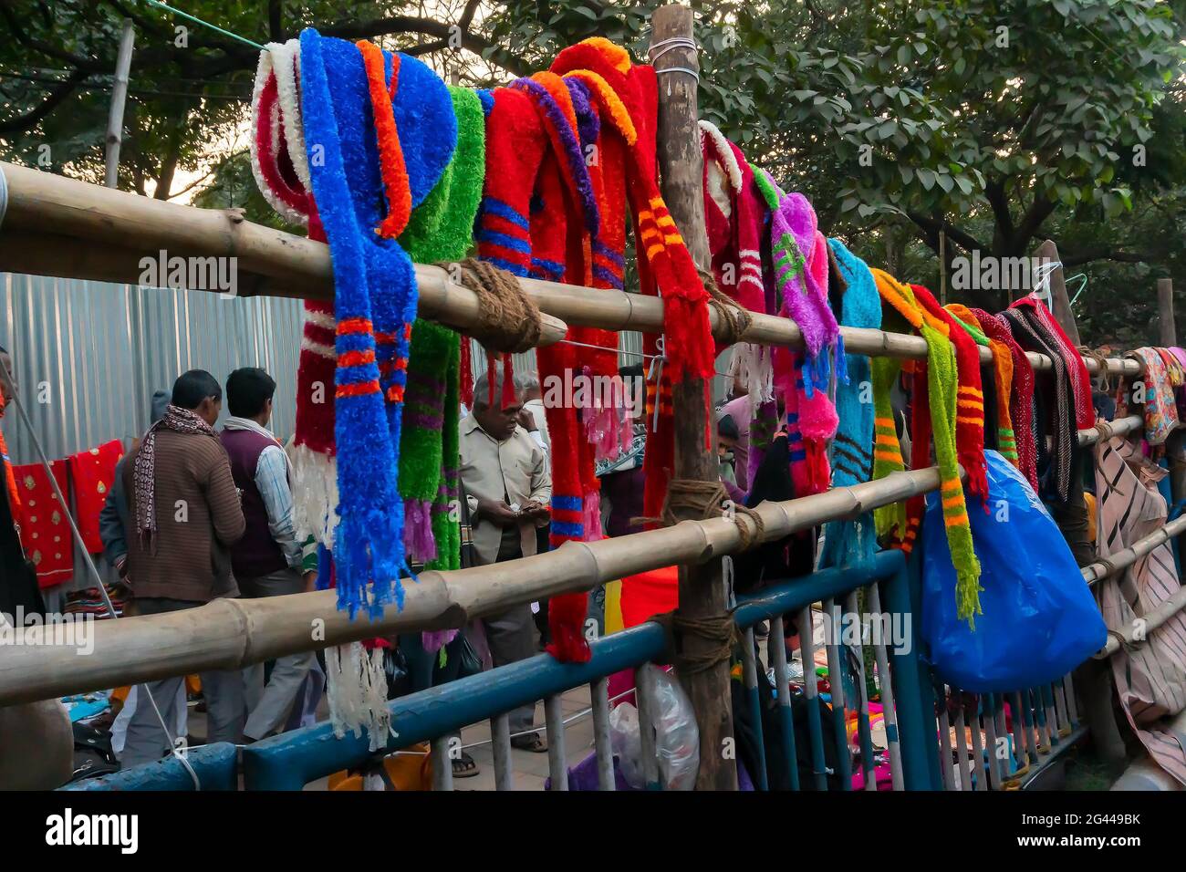 Kolkata, Bengala Occidentale, India - 12 gennaio 2020 : i vestiti caldi colorati di inverno sono venduti al campo di transito di Gangasagar, Babughat, Kolkata Foto Stock