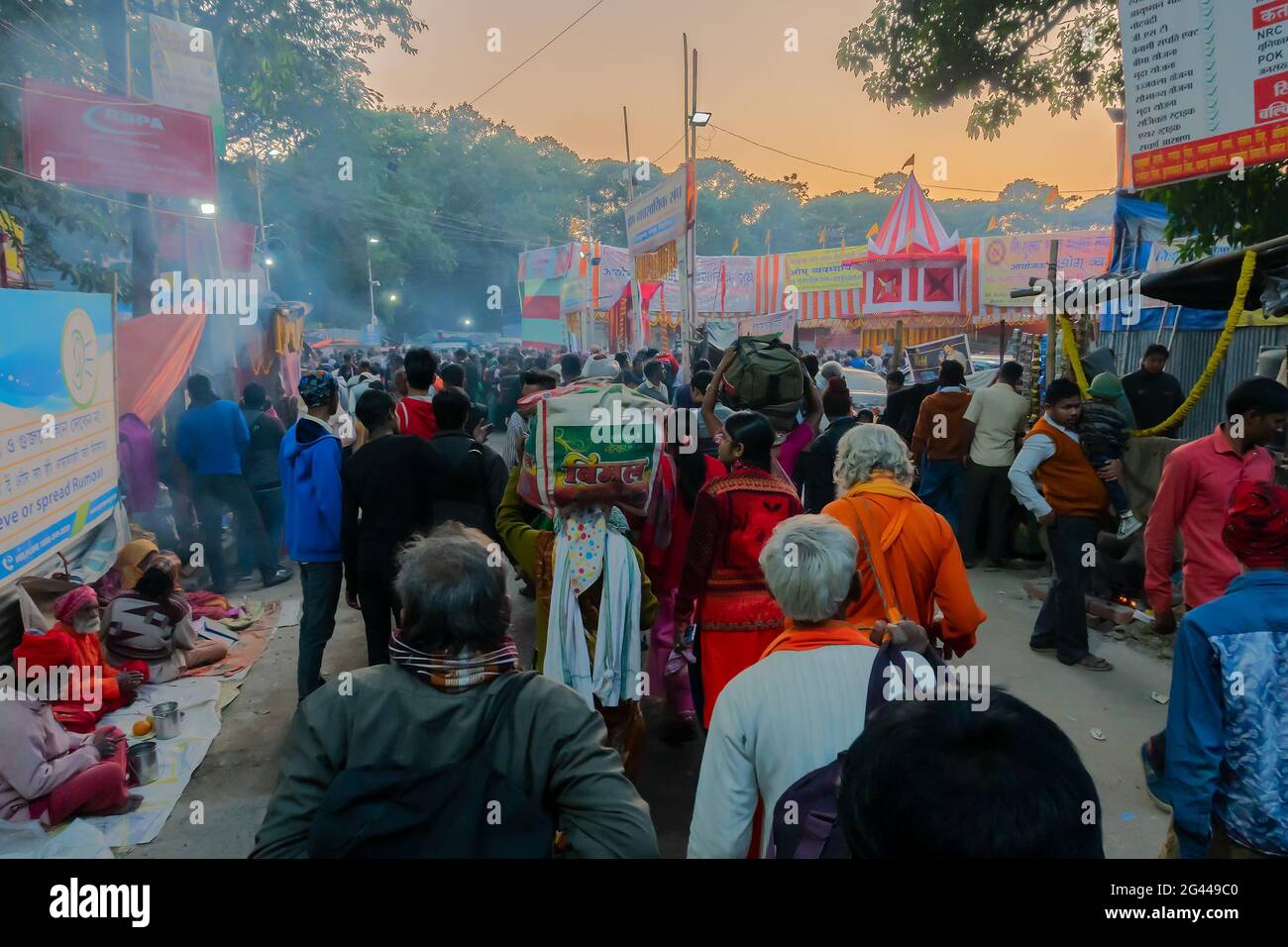 Kolkata, Bengala Occidentale, India - 12th Gennaio 2020 : i devoti che camminano al campo di transito di Gangasagar per visitare il sadhus indù nei loro campi , a Babughat. Foto Stock