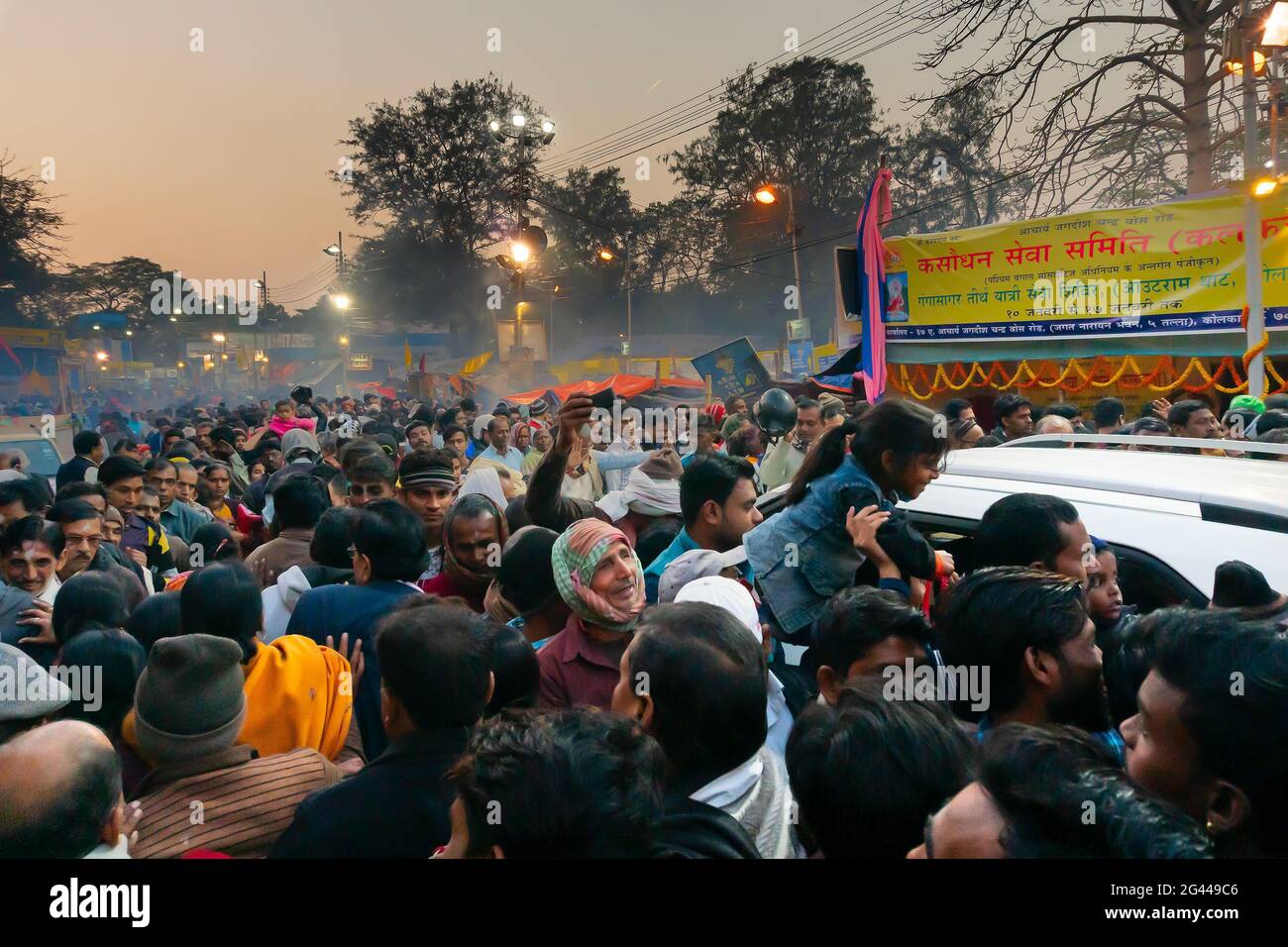 Kolkata, Bengala Occidentale, India - 12th Gennaio 2020 : i devoti che camminano al campo di transito di Gangasagar per visitare il sadhus indù nei loro campi , a Babughat. Foto Stock