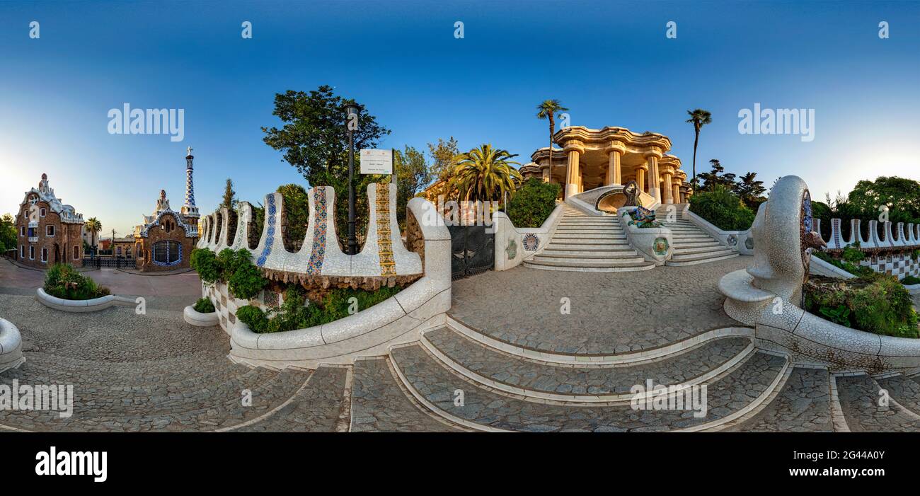 Equirettangolari vista panoramica di Parc Guell, patrimonio dell'umanità dell'UNESCO, Barcellona, Spagna Foto Stock
