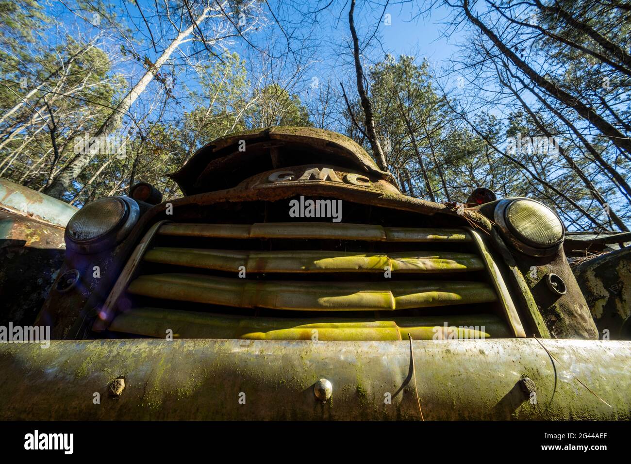 Primo piano della vecchia griglia per camion nel cantiere navale, Old Car City, White, Georgia, USA Foto Stock