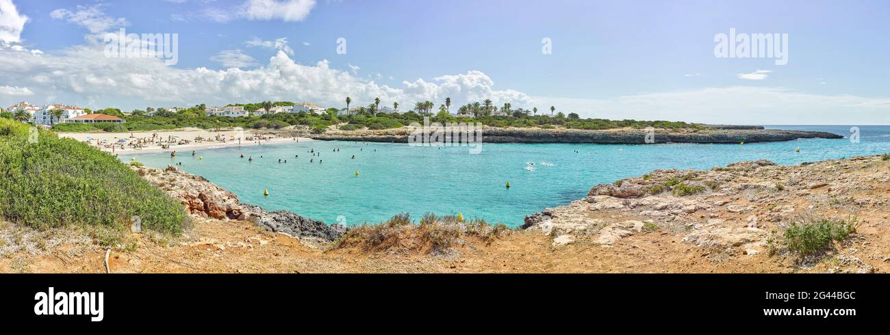 Paesaggio con vista sulla spiaggia di Son Xoriguer, Cala en Bosch, Minorca, Spagna Foto Stock