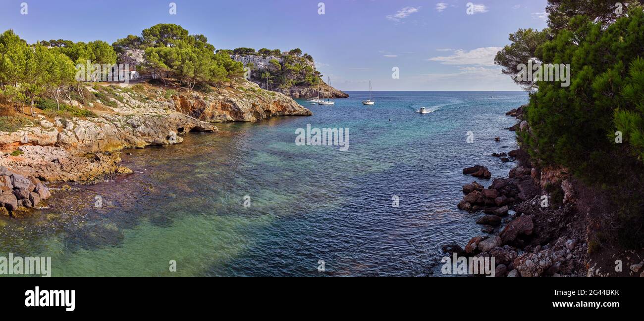 Paesaggio con la costa alla foce dei torrenti Algendar e Algendaret, Cala Galdana, Menorca, Spagna Foto Stock