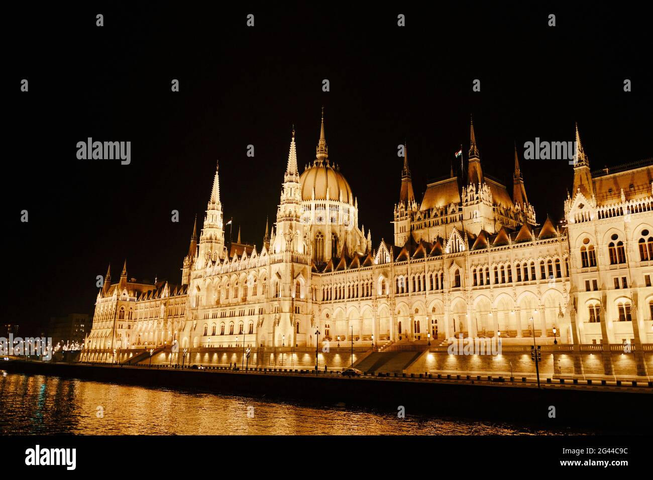 Vista panoramica dell'edificio del Parlamento in una splendida illuminazione notturna a Budapest. Lato sinistro Foto Stock