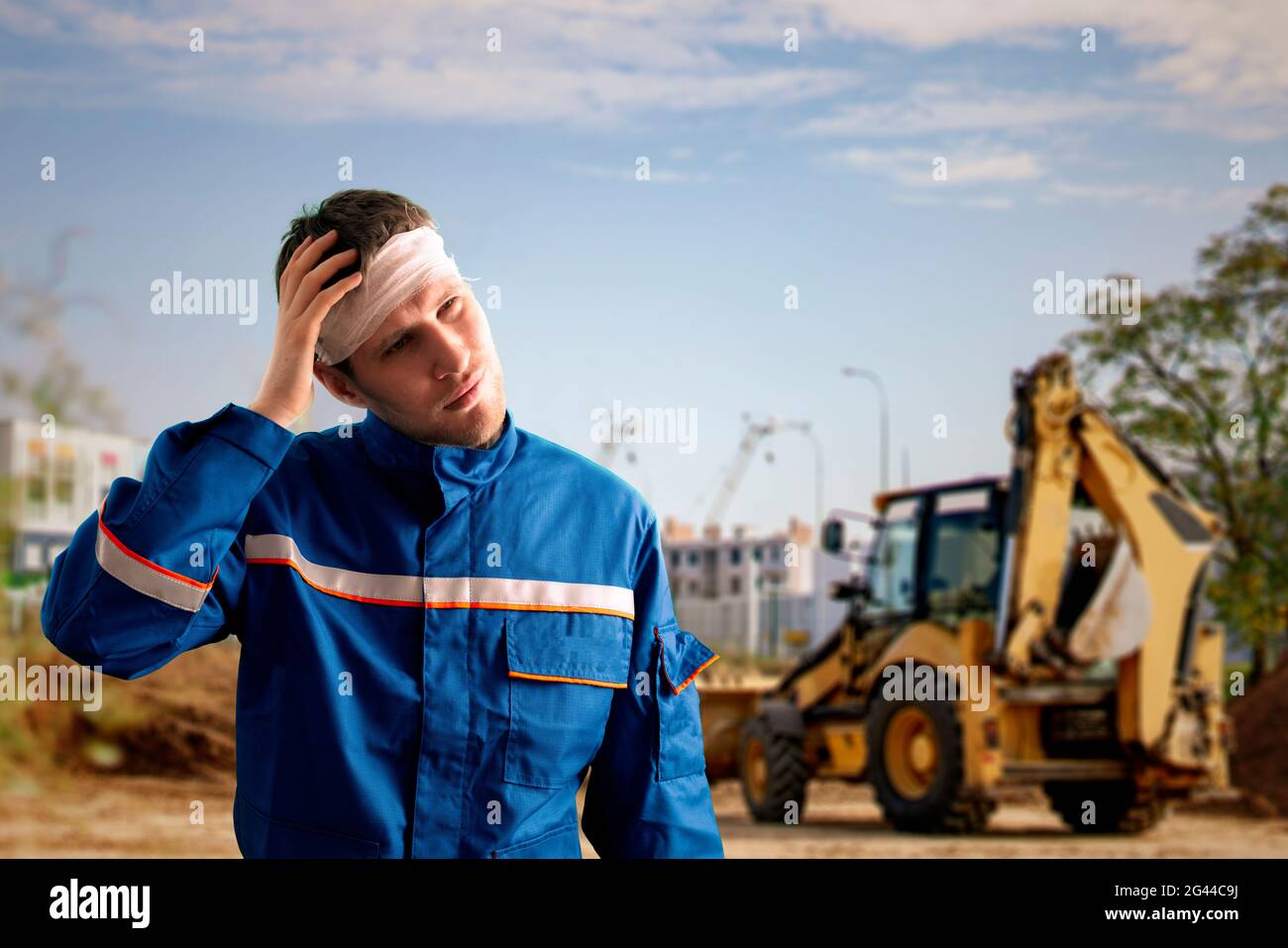 lavoratore industriale maschile in uniforme con bendaggio, infortuni, pronto soccorso Foto Stock
