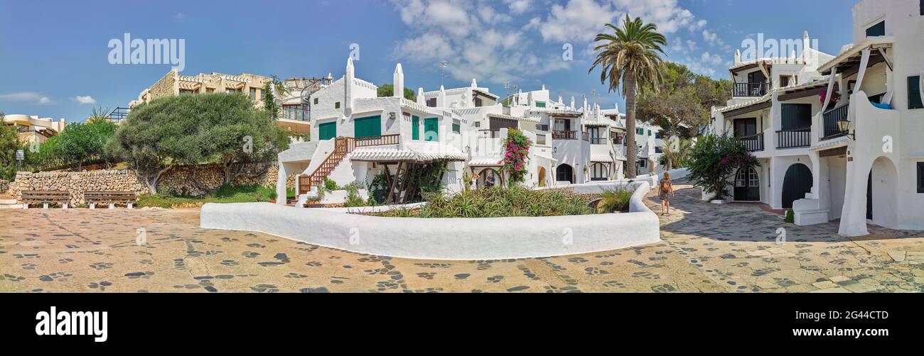 Vista sulla città con case bianche, Binibeca Vell, Minorca, Spagna Foto Stock