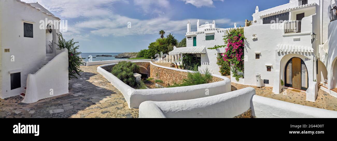 Vista sulla città con case bianche, Binibeca Vell, Minorca, Spagna Foto Stock