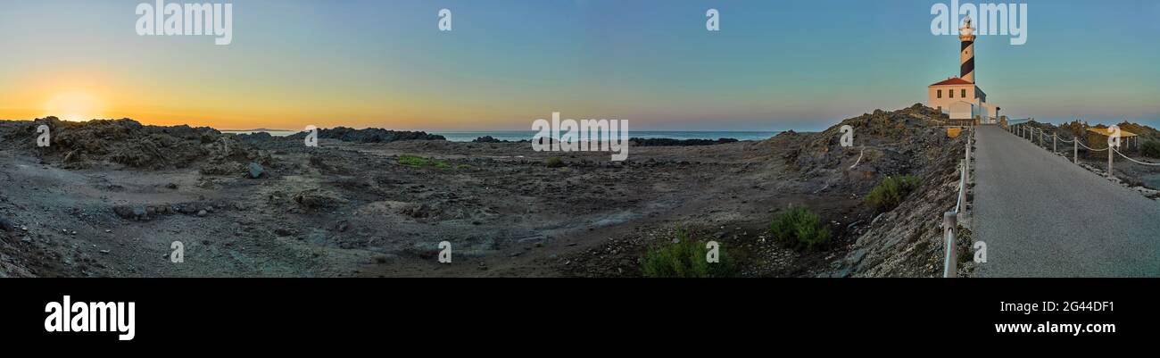 Paesaggio con Favaritx Faro al tramonto, Minorca, Spagna Foto Stock