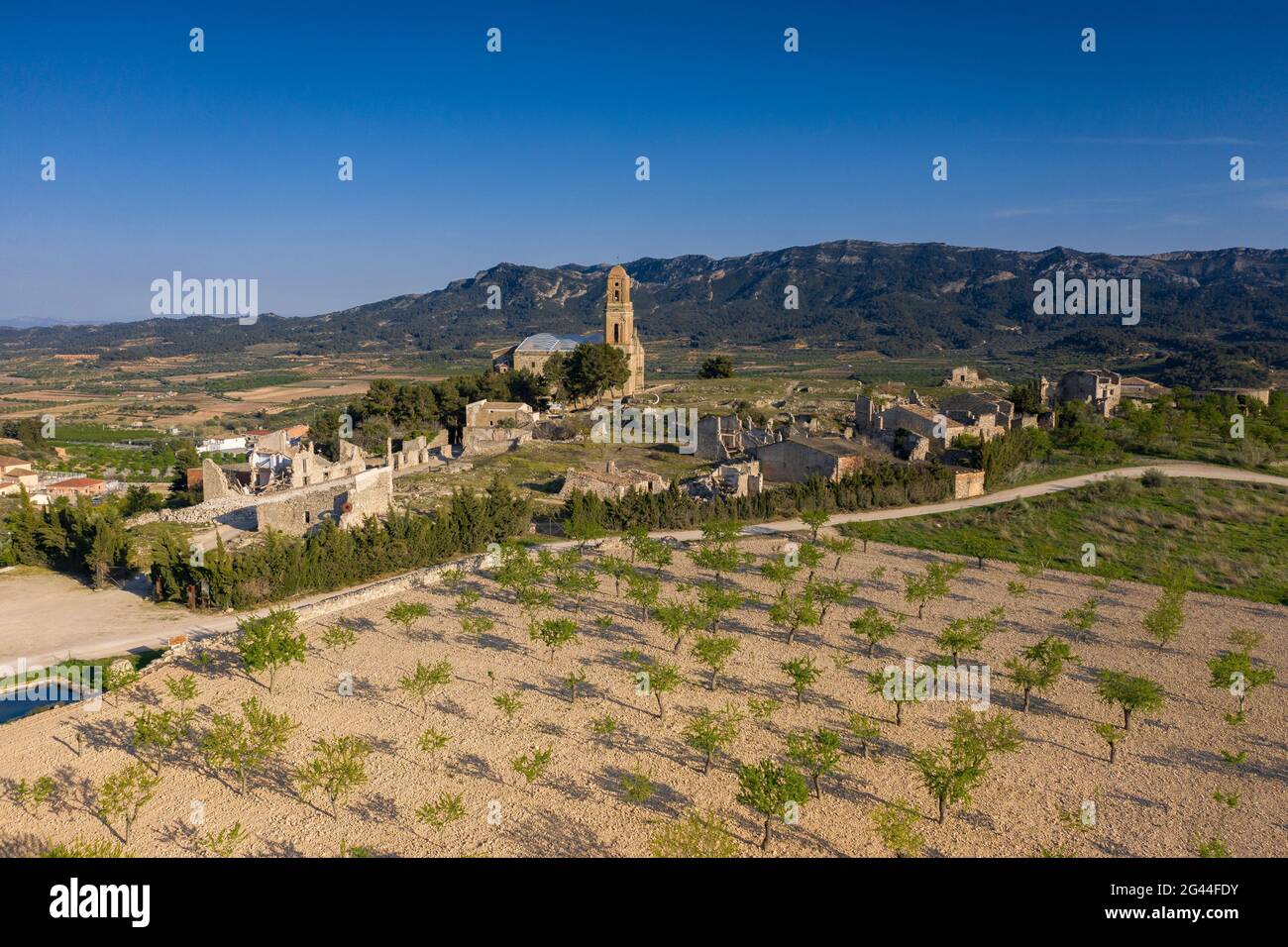 Veduta aerea della città vecchia di Corbera d'Ebre (Poble Vell in catalano) che fu distrutta durante la battaglia dell'Ebro, durante la guerra civile spagnola, in Spagna Foto Stock