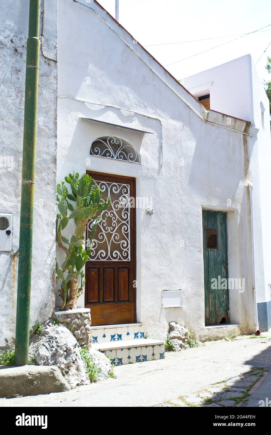 Paese con case bianche ad Anacapri, Capri, Italia Foto Stock