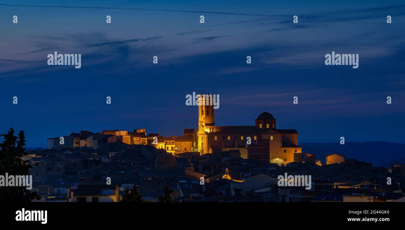 Villaggio di Batea visto dalla collina Calvari al crepuscolo serale (Terra alta, Catalogna, Spagna) ESP: Pueblo de Batea visto desde el Calvario (España) Foto Stock