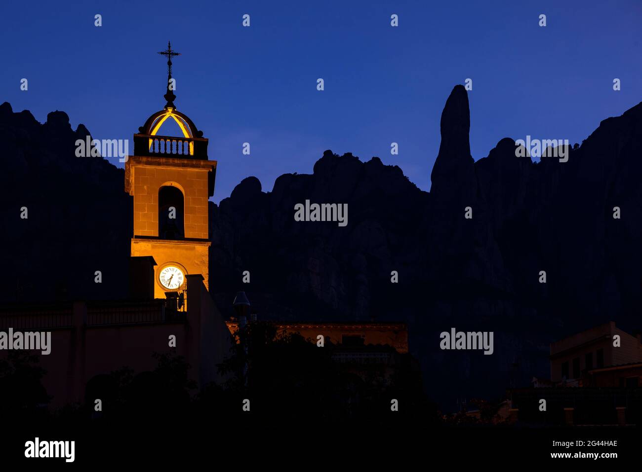 Chiesa di Monistrol de Montserrat al crepuscolo serale - ora blu (Barcellona, Catalogna, Spagna) ESP: Iglesia de Monistrol de Montserrat al anochecer Foto Stock