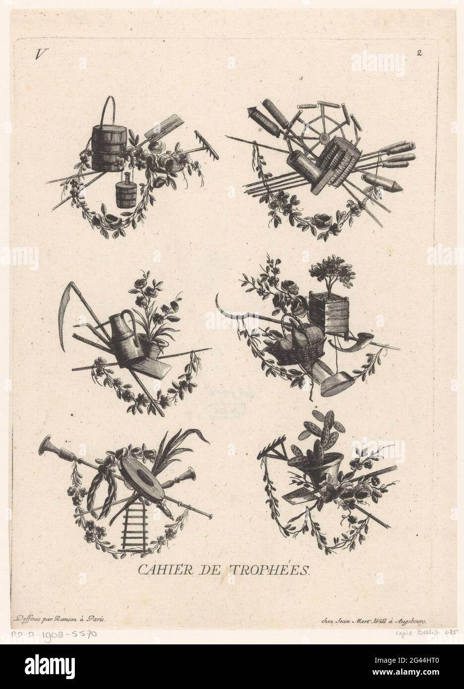 Trofei con frecce di fuoco e attributi agricoli; V Cahier de Trophées. Sei trofei con svasature e attributi agricoli come secchi, rastrelli, creare uno zeis, una lattina d'irrigazione, una falce e una scala. Foto Stock