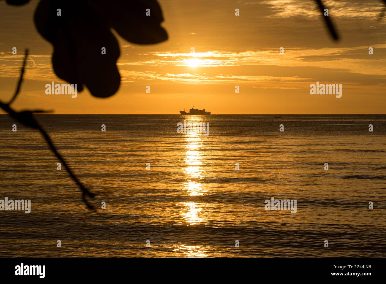 Tramonto nel Golfo dei Tomini ad Ampana su Sulawesi Foto Stock