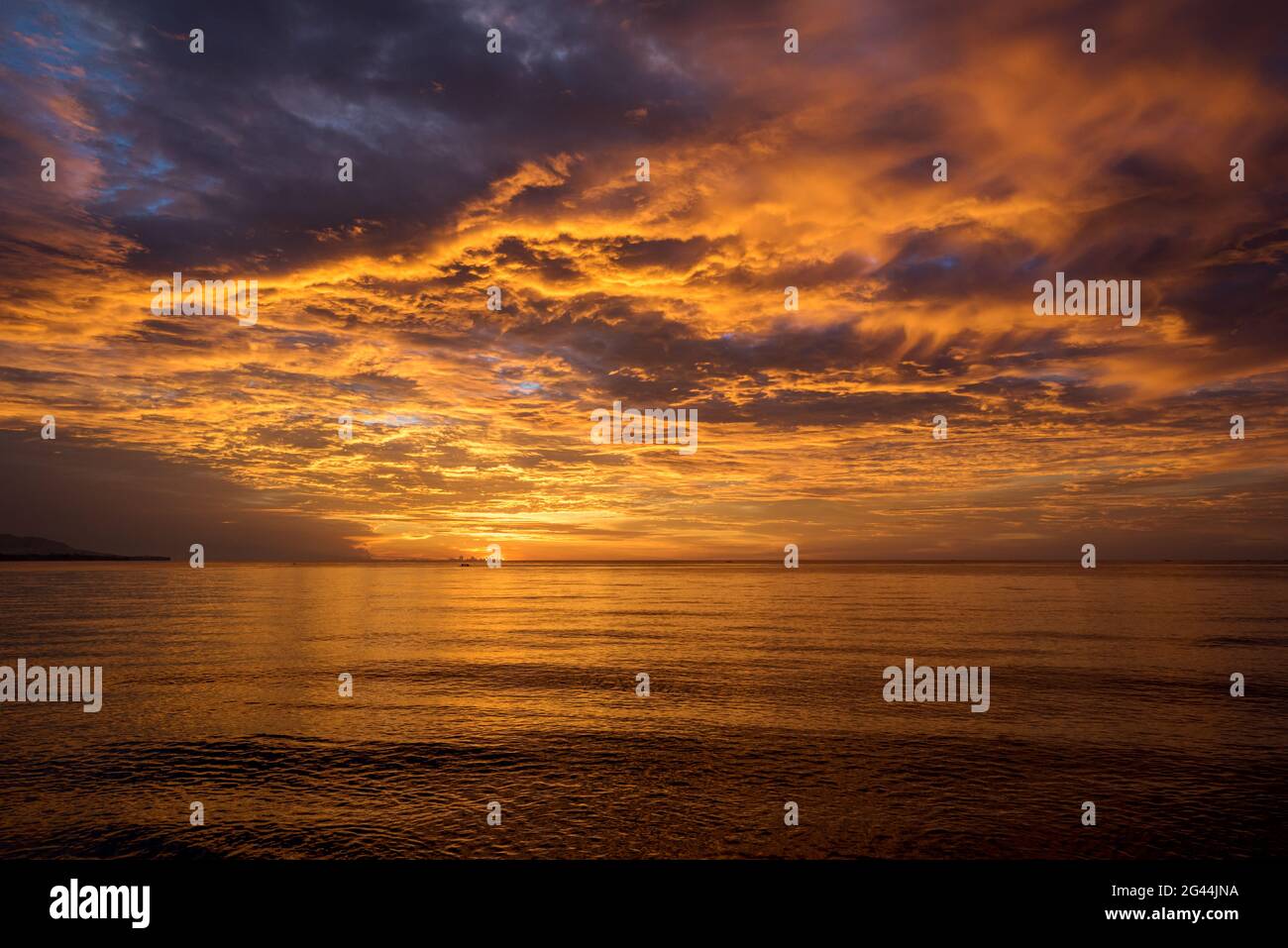 Tramonto nel Golfo dei Tomini ad Ampana su Sulawesi Foto Stock
