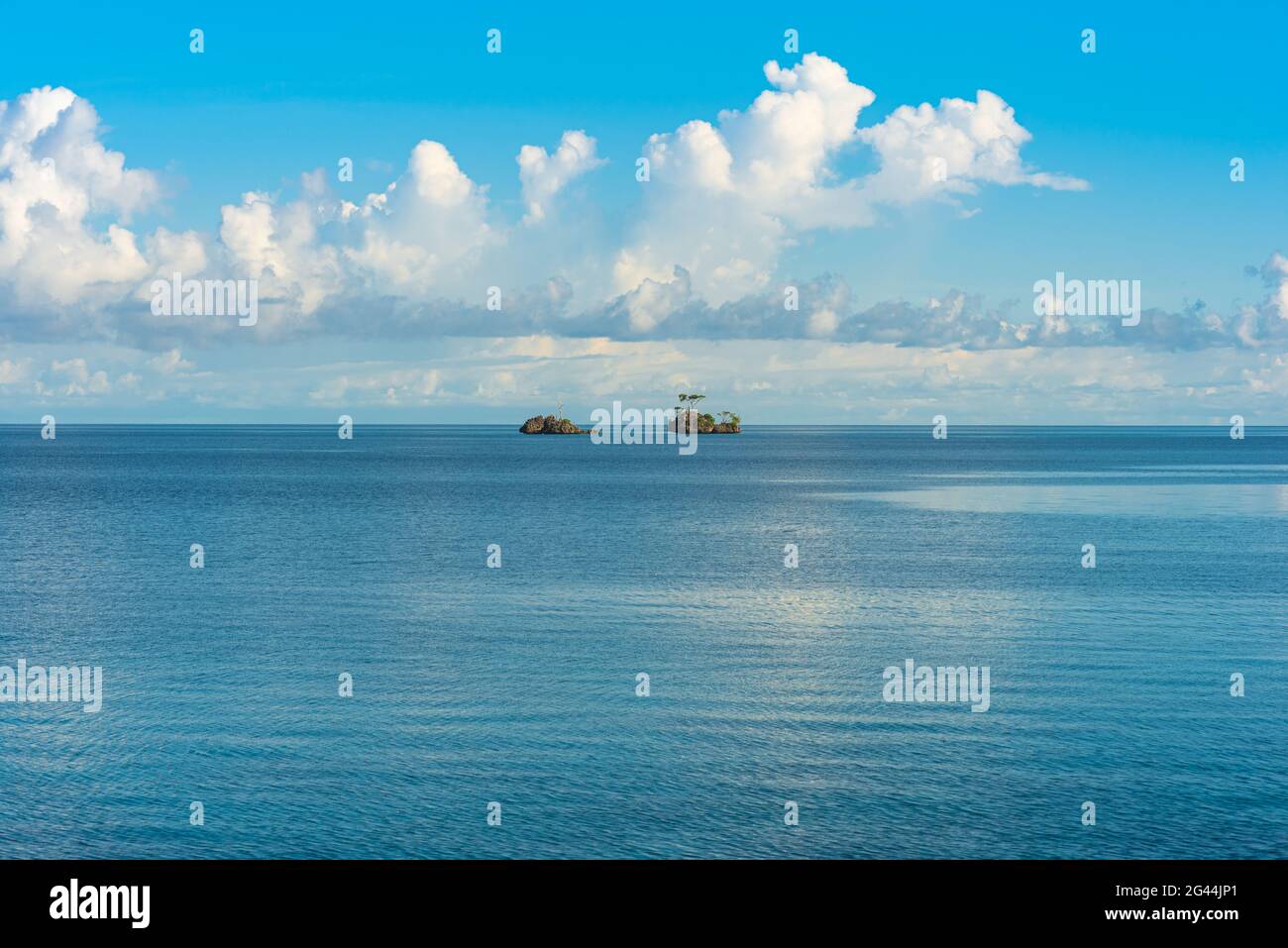 Piccole scogliere e rocce nel mare di fronte all'isola di Togian Poyalisa in Sulawesi Foto Stock