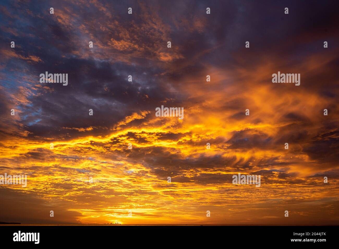 Tramonto nel Golfo dei Tomini ad Ampana su Sulawesi Foto Stock