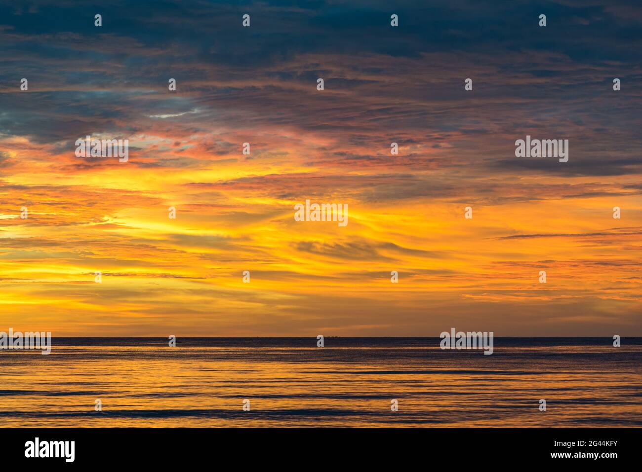 Tramonto nel Golfo dei Tomini ad Ampana su Sulawesi Foto Stock