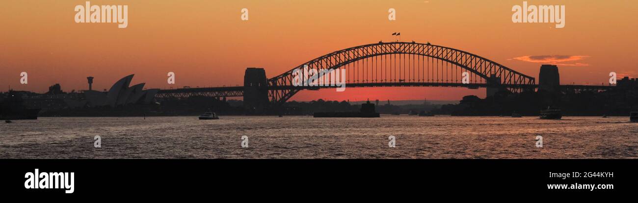 Sydney Harbour Bridge subito dopo il tramonto. Foto Stock