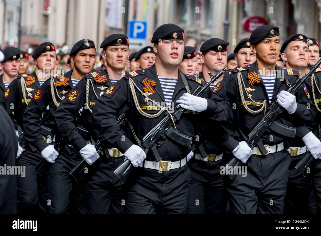 Russia, Vladivostok, 05/09/2018. Marines armati in uniforme vestito con mitragliatrici in parata il giorno della Vittoria annuale il 9 maggio. Holi Foto Stock