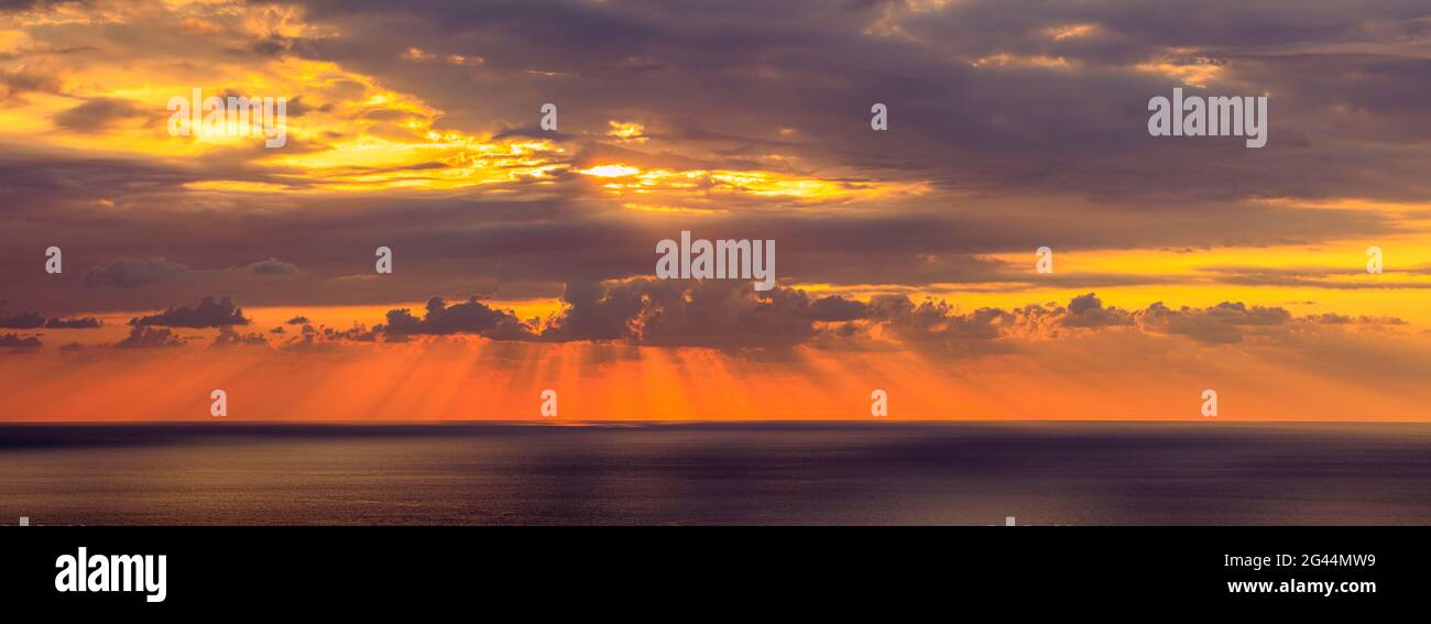 Cielo al tramonto con travi a vista, Kona del Sud, Isole Hawaii, Stati Uniti Foto Stock