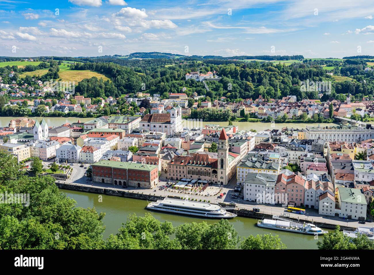 Vista della città vecchia di Passau con Danubio e locanda, bassa Baviera, Baviera, Germania Foto Stock