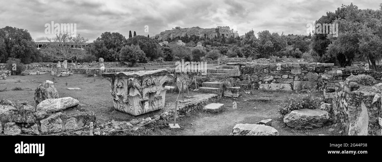 Antiche rovine e resti dell'antica Agora in bianco e nero, Atene, Grecia Foto Stock