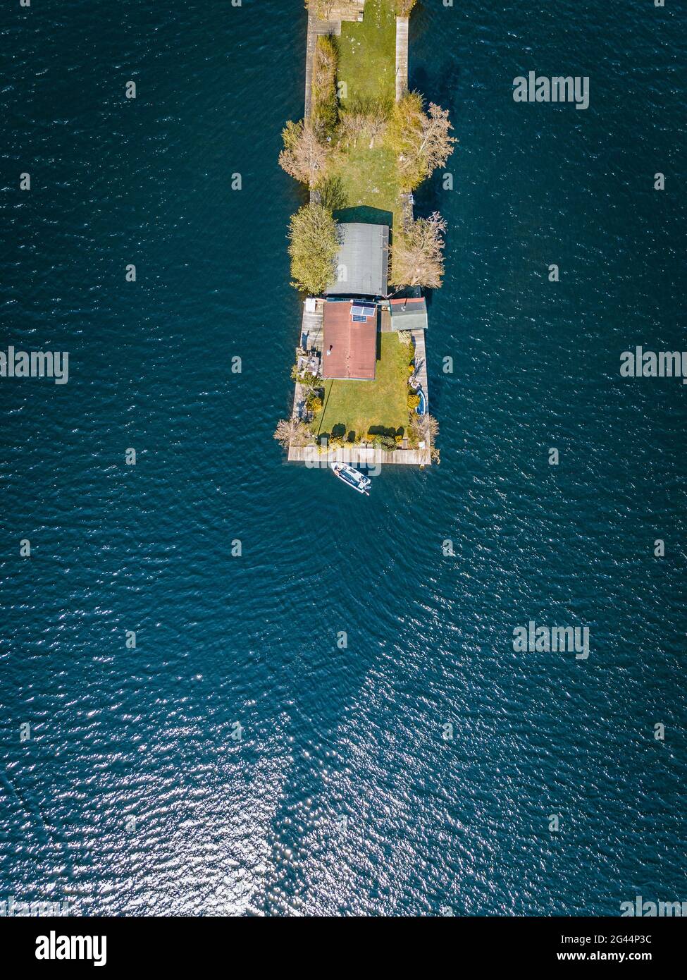 Vista aerea delle piccole isole del lago Vinkeveense Plassen, vicino a Vinkeveen, Olanda. E' una bellissima area naturale per ricrearla Foto Stock