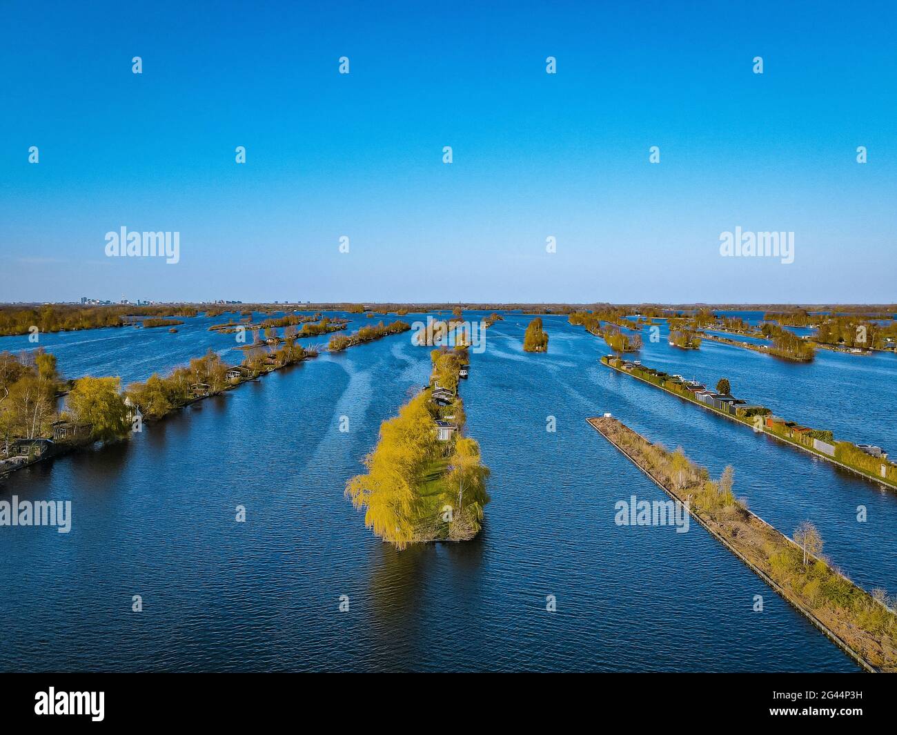 Vista aerea delle piccole isole del lago Vinkeveense Plassen, vicino a Vinkeveen, Olanda. E' una bellissima area naturale per ricrearla Foto Stock